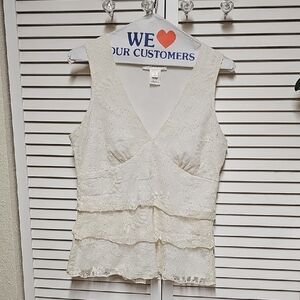 EUC White House Black Market Cream Lace Tiered V-Neck Sleeveless Lined Top Sz M
